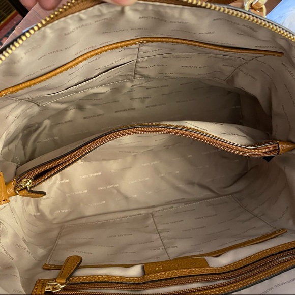 Michael Kors Riley Large Satchel - Picture 12 of 14